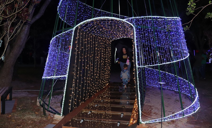 Naviraí Notícias - MUNDO NOVO: Empresa inaugura luzes de Natal no Rancho Caroline Naviraí Notícias - MUNDO NOVO: Empresa inaugura luzes de Natal no Rancho Caroline